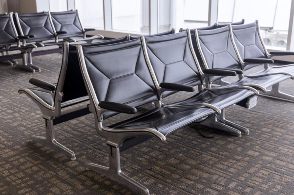 صندلی انتظار فلزی در فرودگاه