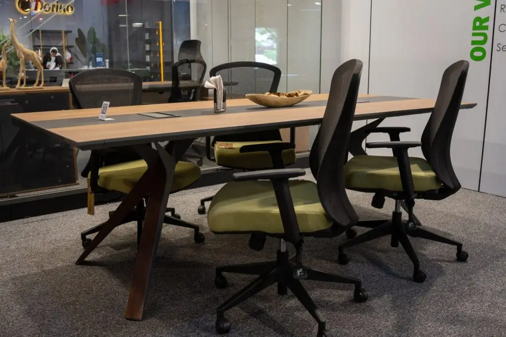 آشنایی با مزایا و معایب صندلی‌های اداری چرخ‌دار و ثابت