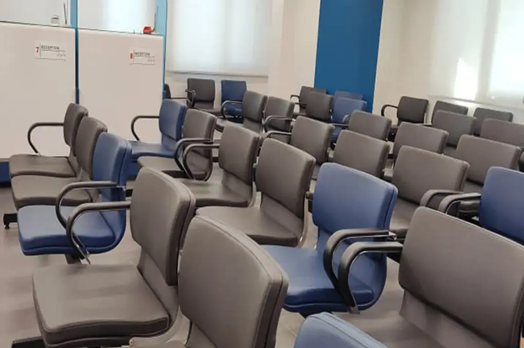 صندلی انتظار فلزی در فرودگاه